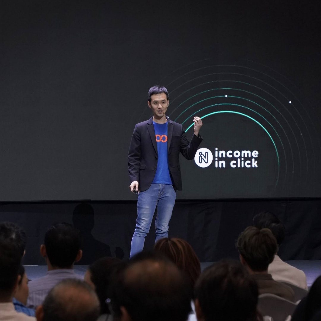 Pond speaking on stage at an Income in Click event
